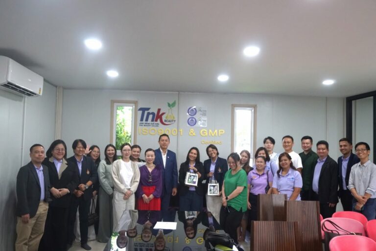 ภาพรวมคณะคณาจารย์ นักศึกษา มทร.สุวรรณภูมิ และทีมบริหาร TNK Beauty